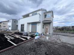 澄み切った青空の下、新しい住まいが息吹を始める気配を感じます
