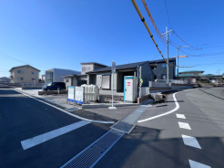 都会の喧騒から離れた、静かで広々とした空間
