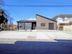 青い空とコントラストをなす、洗練された佇まい
