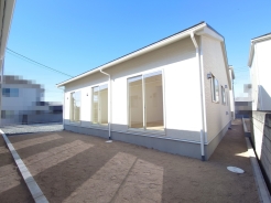 空と白壁が調和する、爽やかな外観
