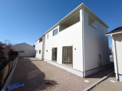 澄み渡る青空の下、落ち着きのある佇まいが描かれます
