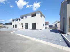 【4号棟】
◆土地／254.39平米（通路部分含む）◆建物／96.78平米